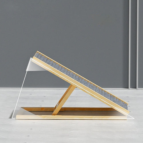 いつでも飼い主さんのそばに。無垢材スロープ