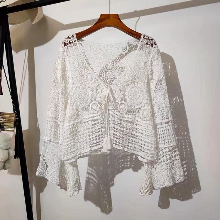 ベルスリーブの長袖レーストップス