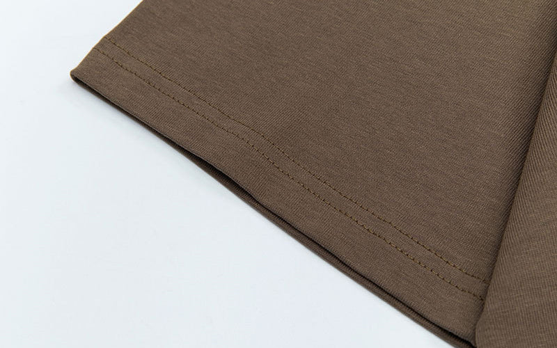 プリントの天使が儚げおしゃれなTシャツ