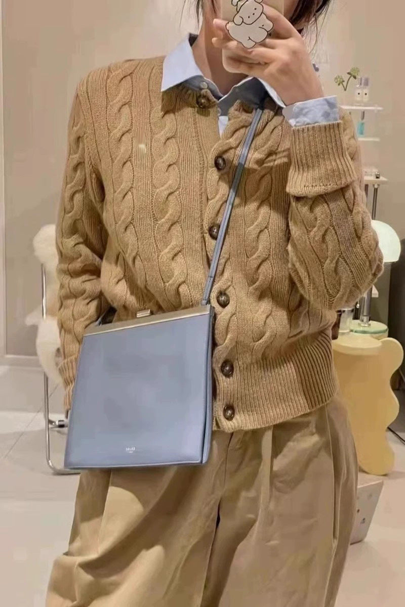 レトロなケーブルニットカーディガン