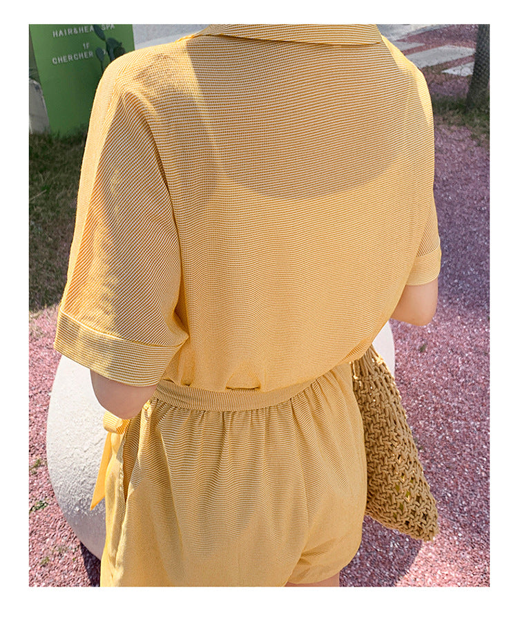 陽の光に映えるイエローカラーのジャンプスーツ