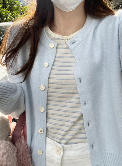 クルーネックミルクブルーカーディガン