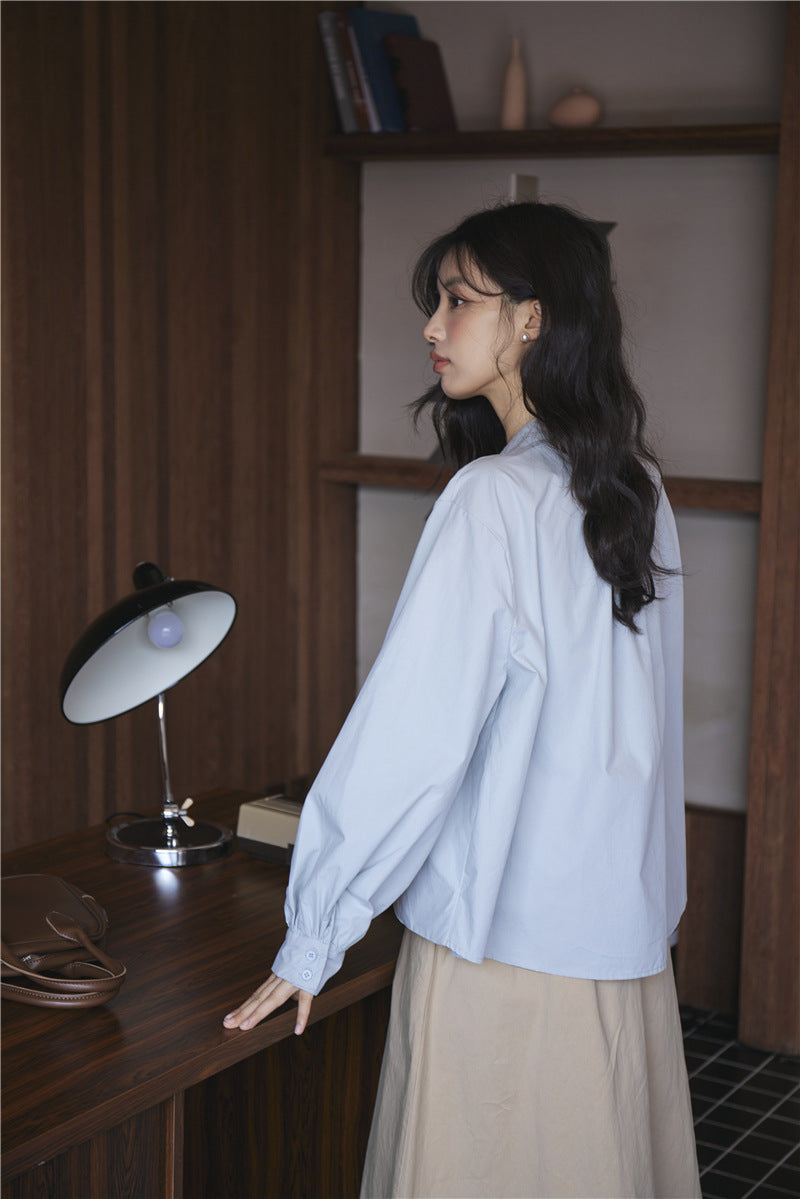 ノーカラーブルーシャツ