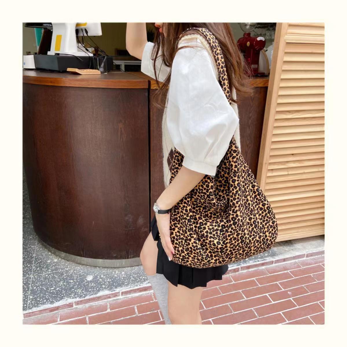 大容量ヒョウ柄ショルダーバッグ