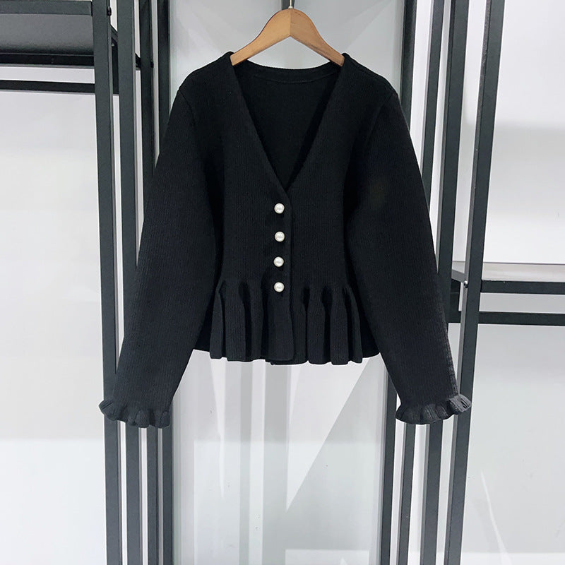 パールボタン付きVネックニット