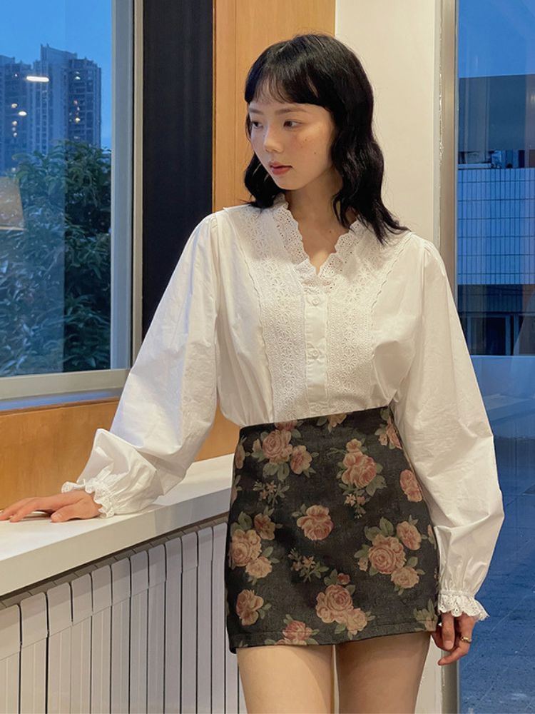 Vネックフラワー刺繍フレンチブラウス
