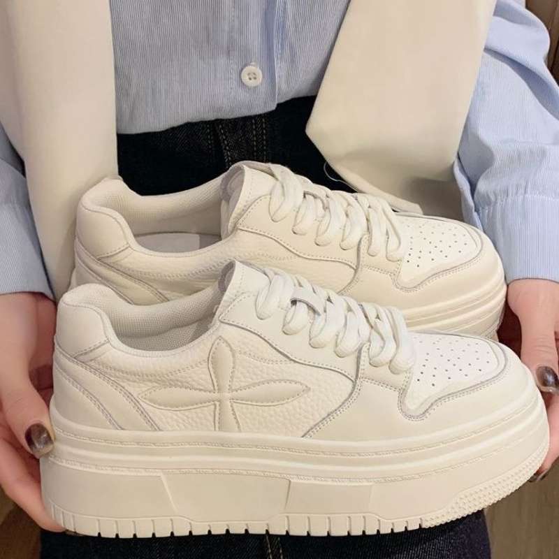 オフホワイトの厚底スニーカー