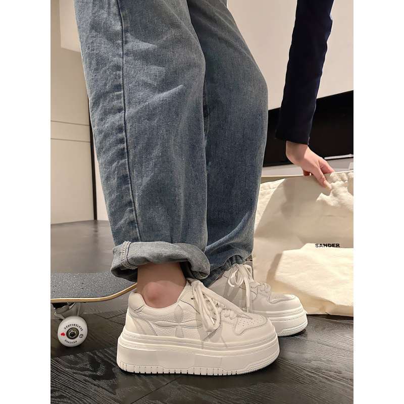 オフホワイトの厚底スニーカー