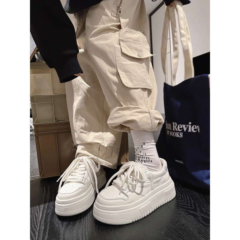 オフホワイトの厚底スニーカー