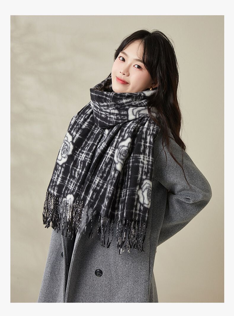 上質な花模様が魅せる カメリアストール