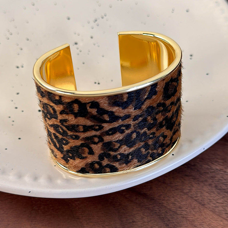 スエード×アニマルモチーフ オープンブレスレット