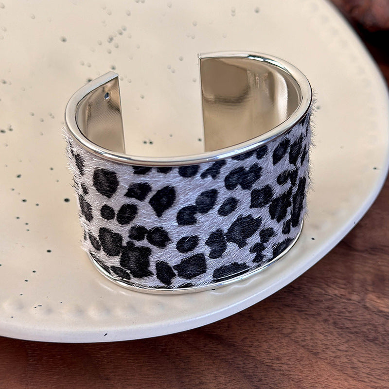 スエード×アニマルモチーフ オープンブレスレット