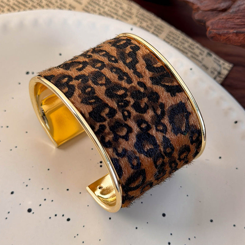 スエード×アニマルモチーフ オープンブレスレット