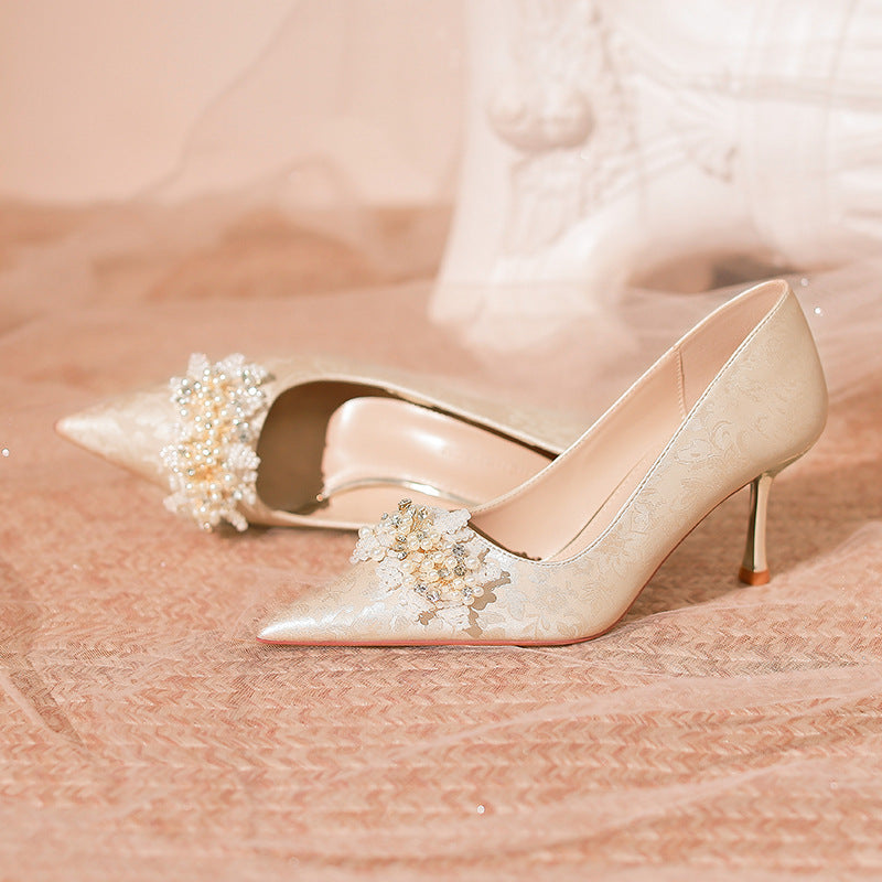 豪華なビジューのレースパンプス