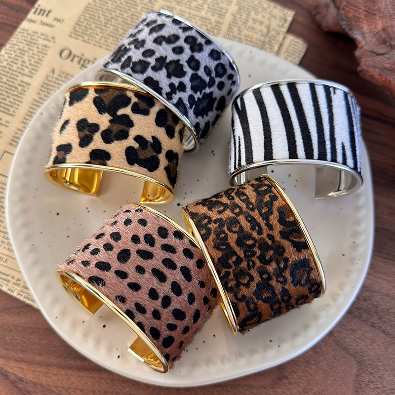 スエード×アニマルモチーフ オープンブレスレット