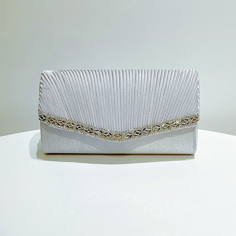 ビジュー輝くプリーツクラッチバッグ