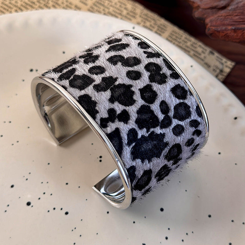 スエード×アニマルモチーフ オープンブレスレット