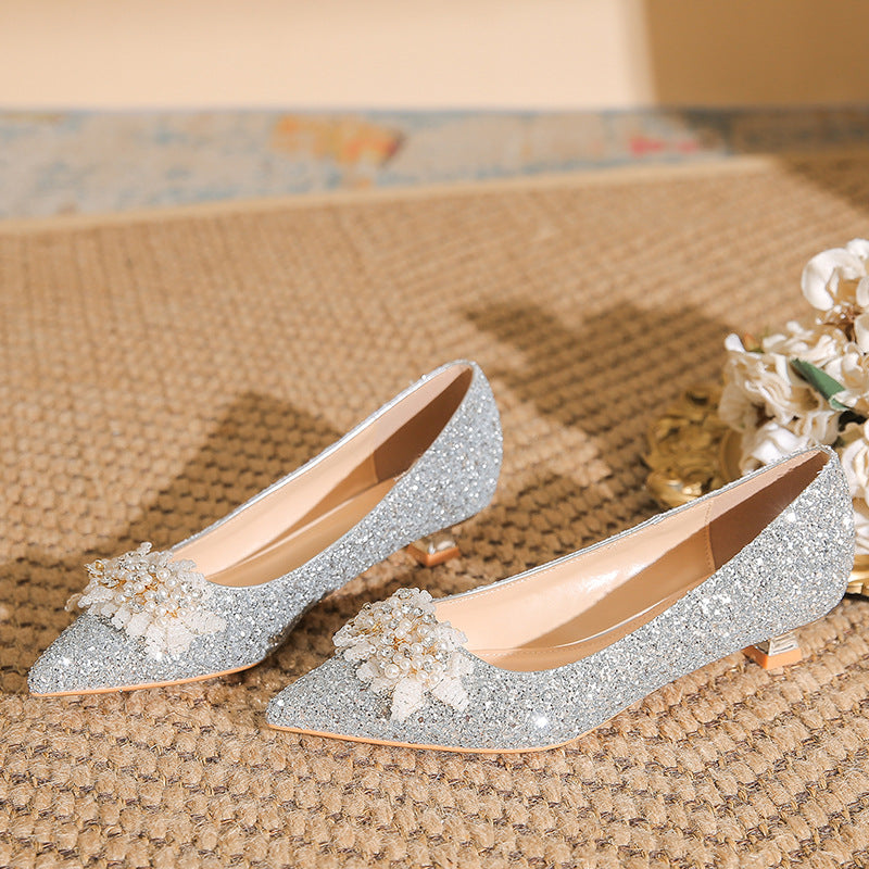 パールとビジューのローヒールパンプス