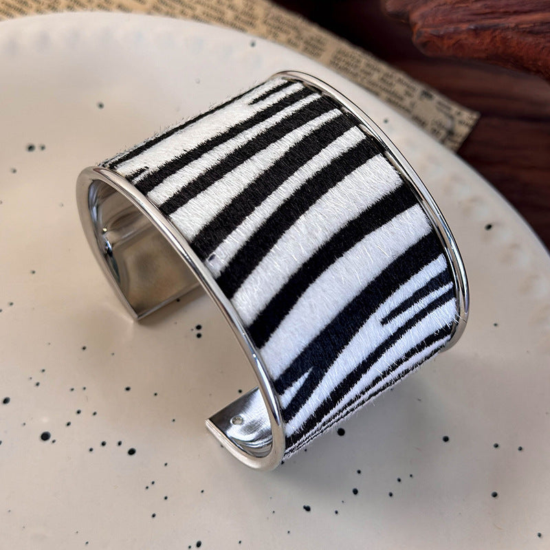 スエード×アニマルモチーフ オープンブレスレット