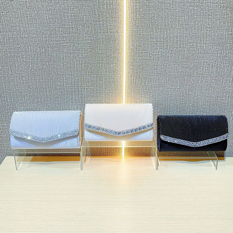 ビジュー輝くプリーツクラッチバッグ