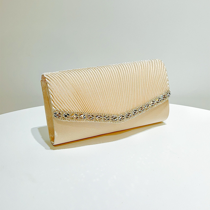 ビジュー輝くプリーツクラッチバッグ