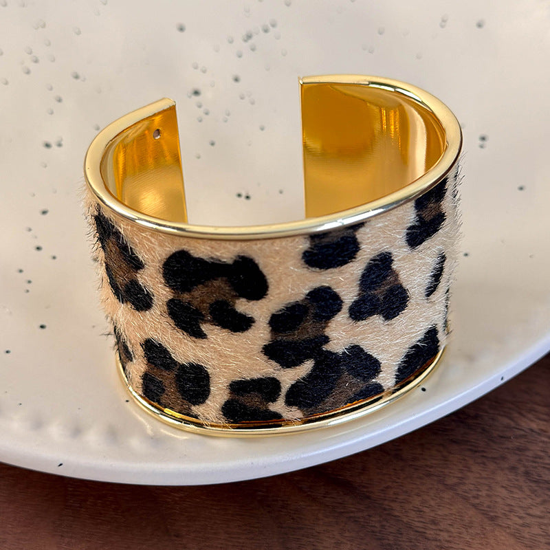 スエード×アニマルモチーフ オープンブレスレット