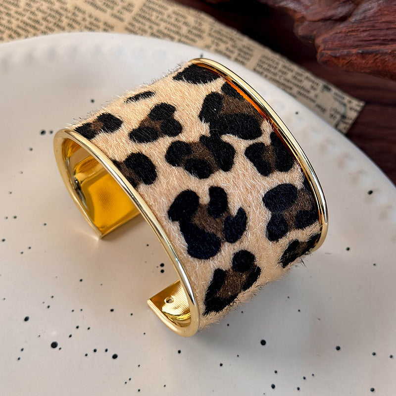 スエード×アニマルモチーフ オープンブレスレット