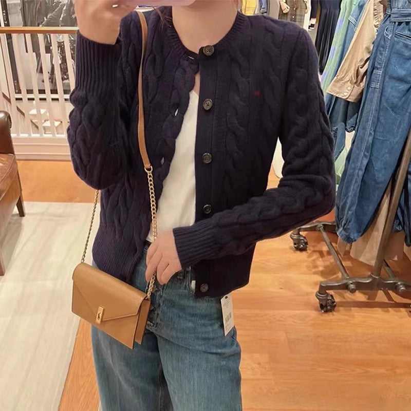 レトロなケーブルニットカーディガン