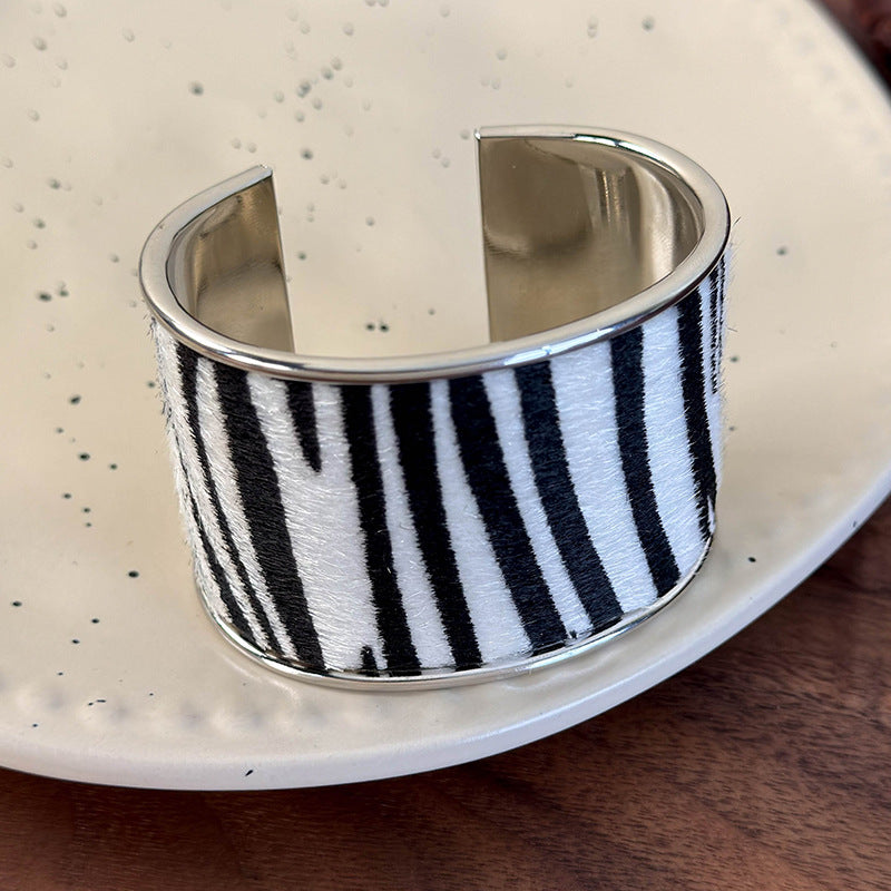 スエード×アニマルモチーフ オープンブレスレット