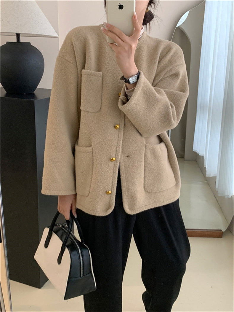 エレガントなスタイルのニットカーディガン