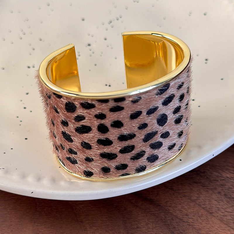 スエード×アニマルモチーフ オープンブレスレット