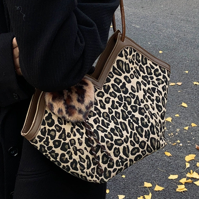 Vカット レオパード柄トートバッグ