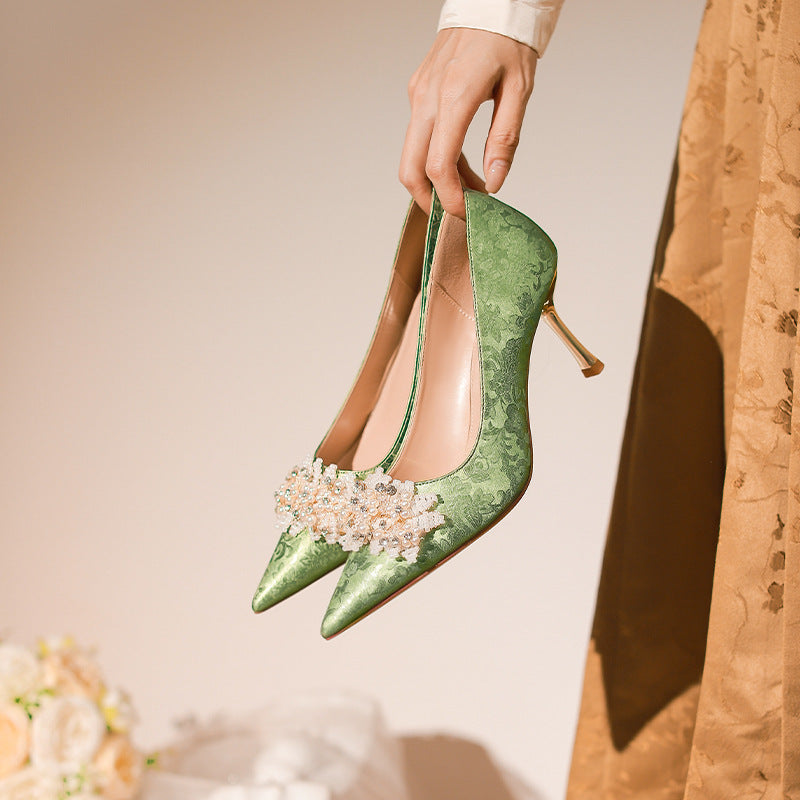 豪華なビジューのレースパンプス