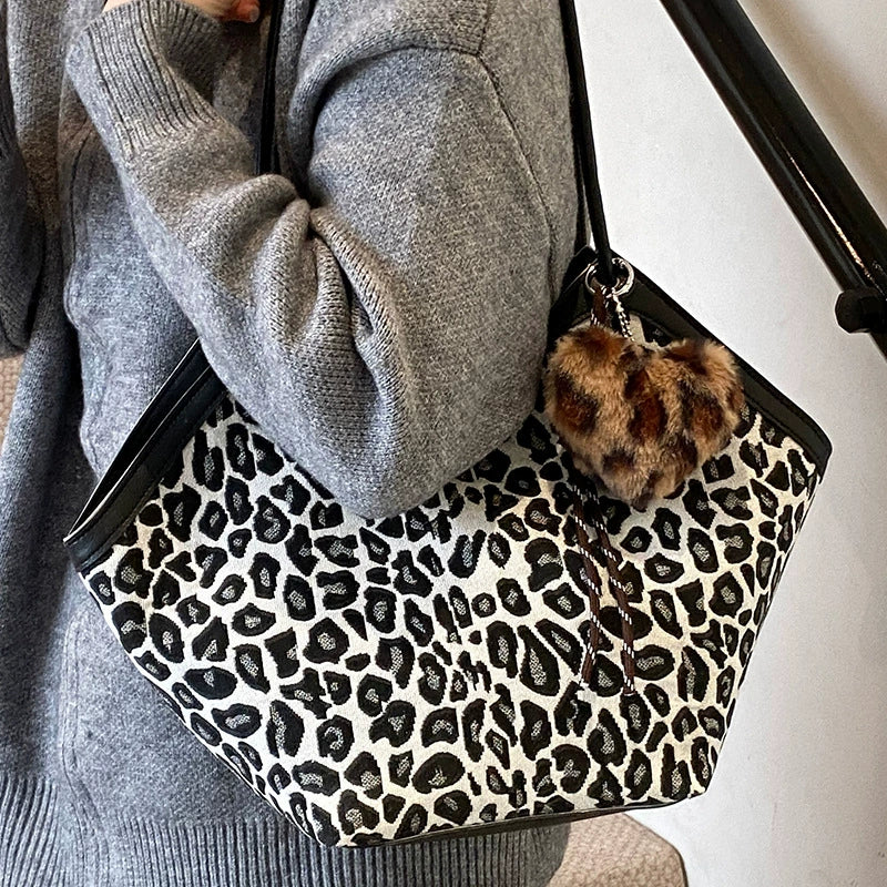 Vカット レオパード柄トートバッグ