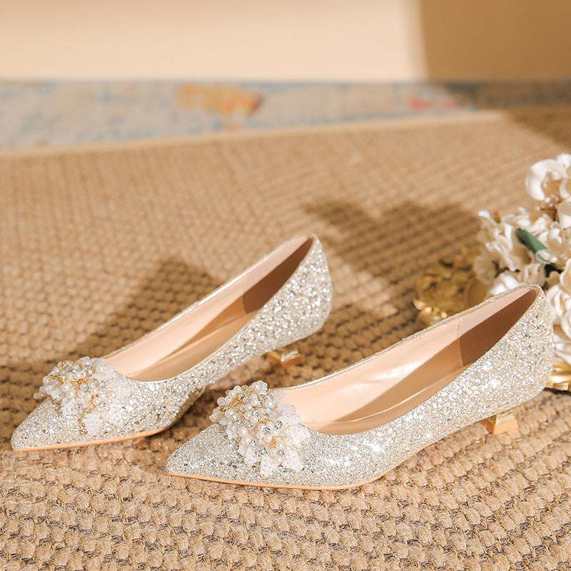 パールとビジューのローヒールパンプス