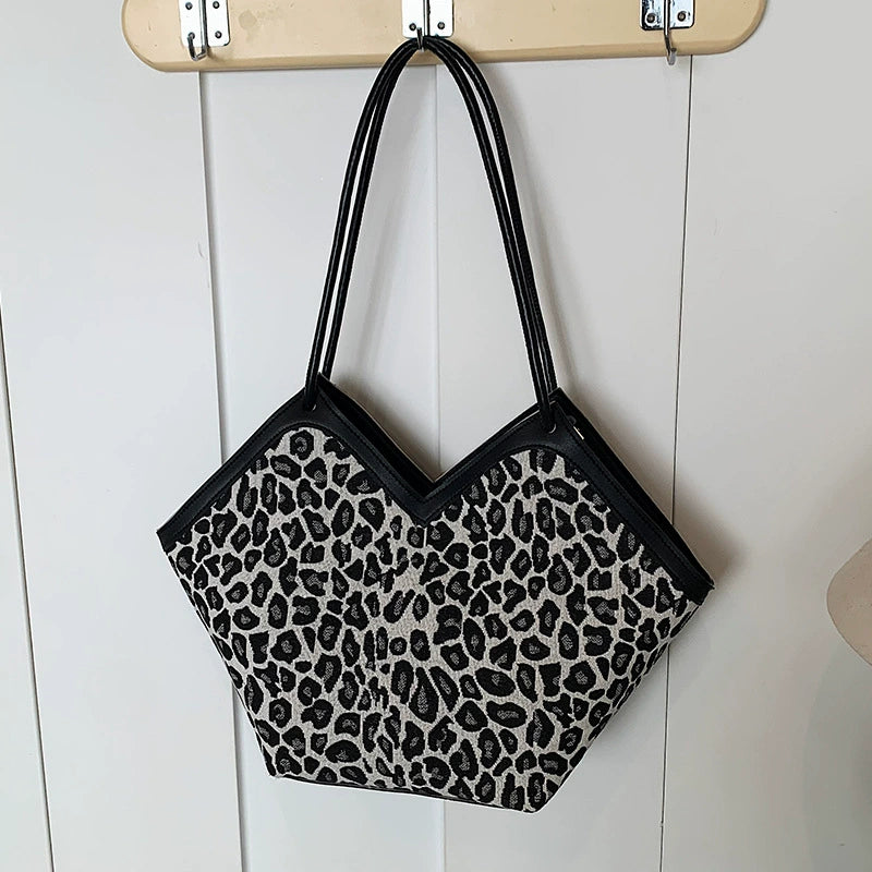 Vカット レオパード柄トートバッグ