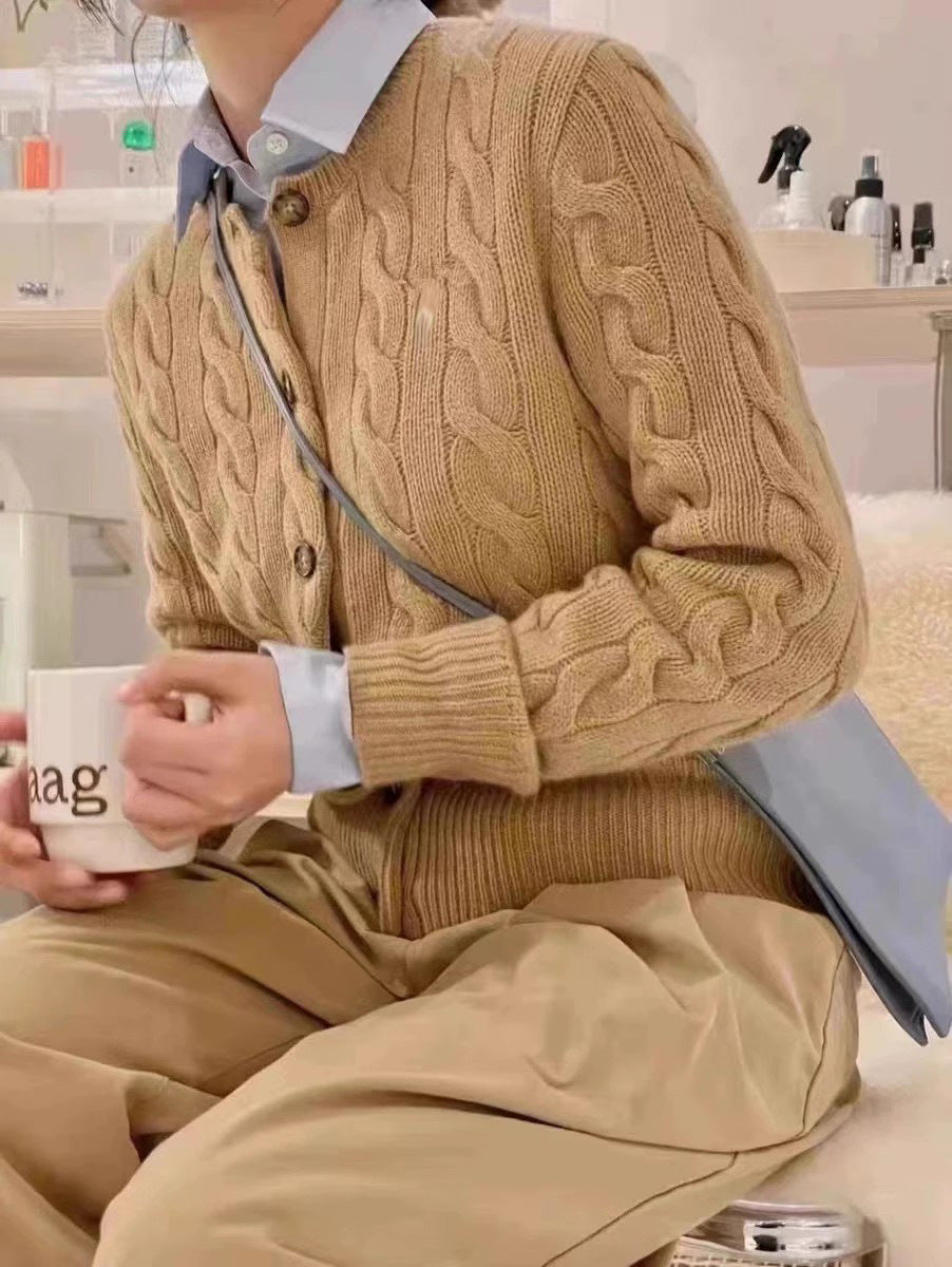 レトロなケーブルニットカーディガン