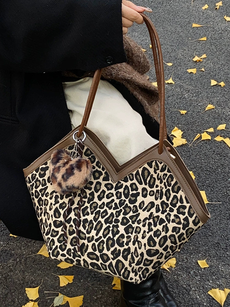 Vカット レオパード柄トートバッグ
