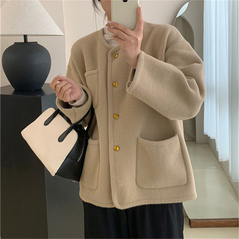 エレガントなスタイルのニットカーディガン