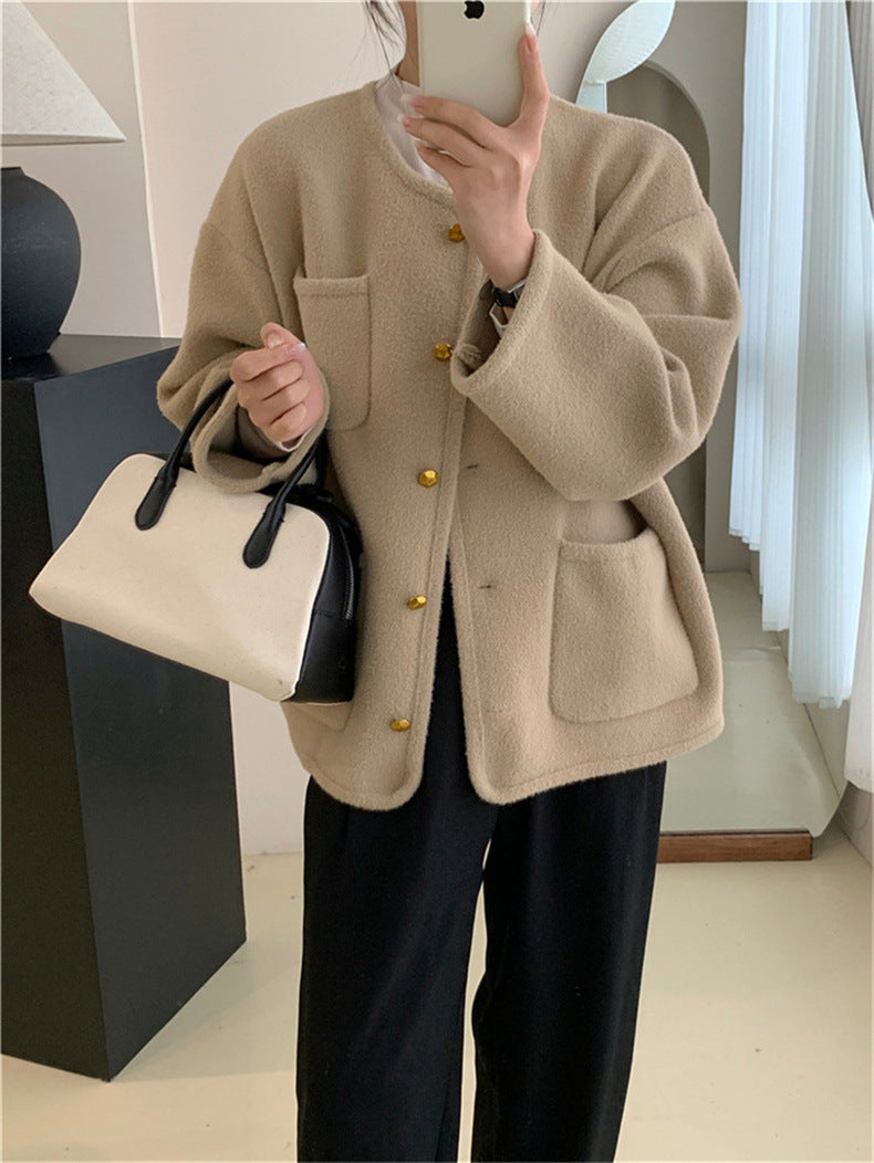 エレガントなスタイルのニットカーディガン