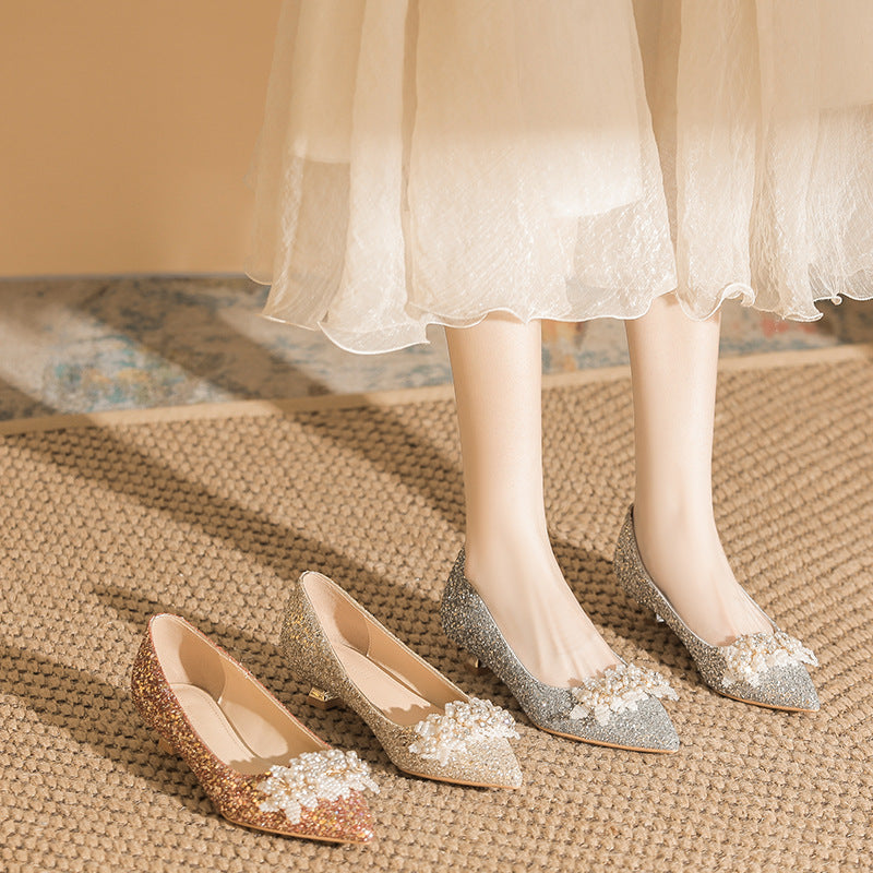 パールとビジューのローヒールパンプス