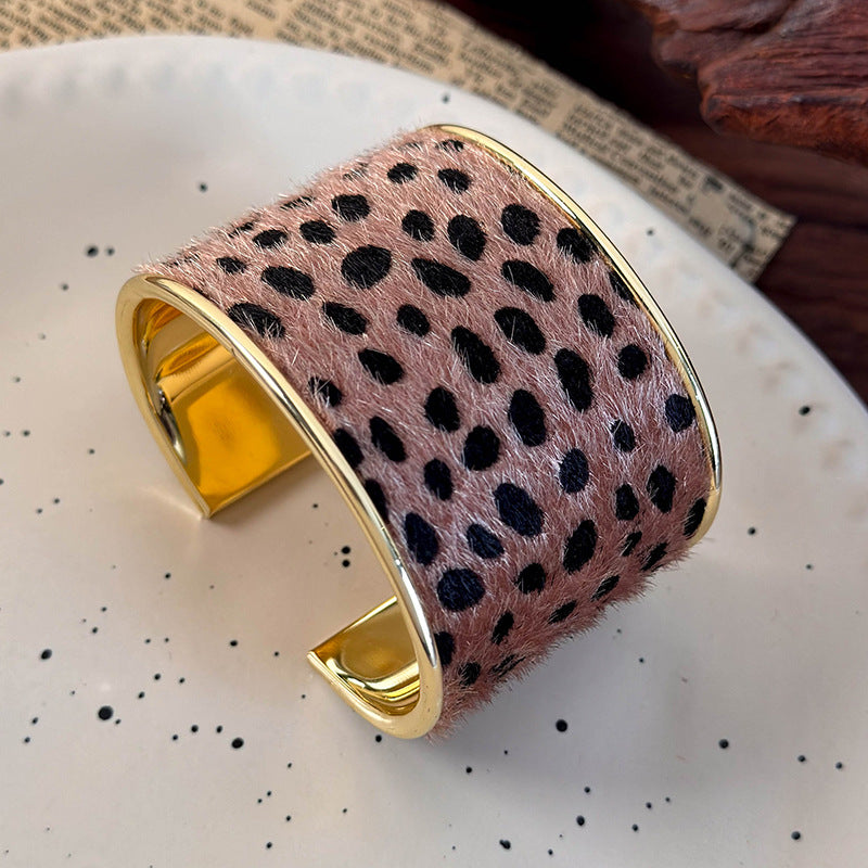 スエード×アニマルモチーフ オープンブレスレット