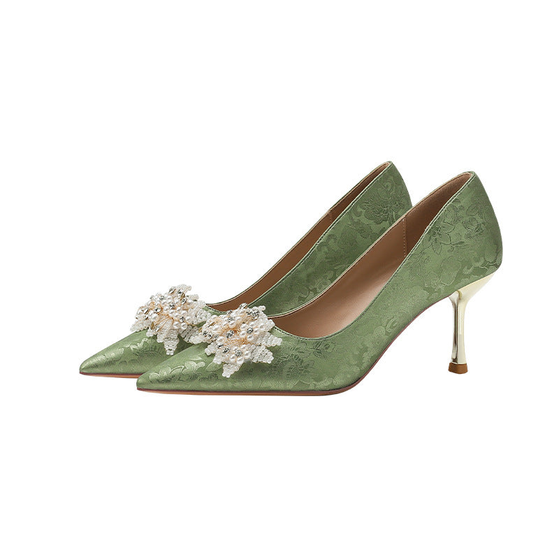 豪華なビジューのレースパンプス