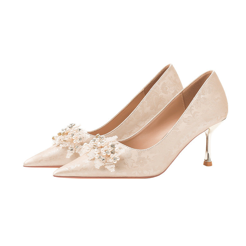 豪華なビジューのレースパンプス