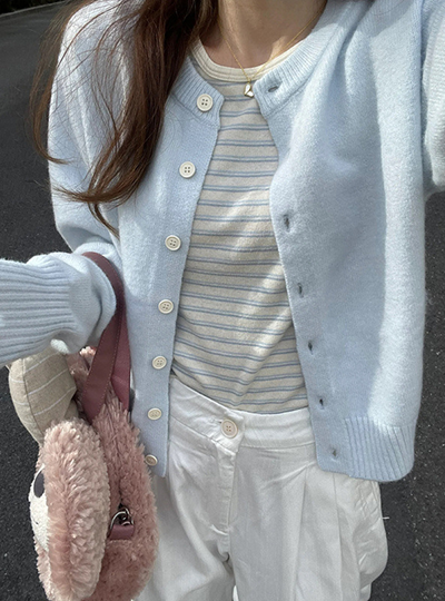 クルーネックミルクブルーカーディガン