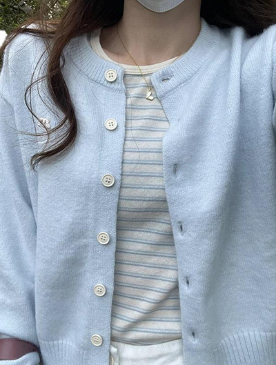 クルーネックミルクブルーカーディガン