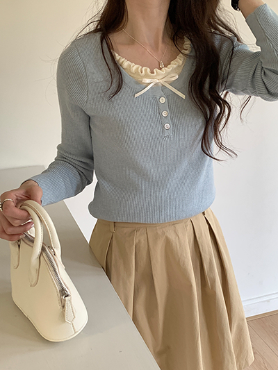 メローフリル＆リボン　ベビーブルーヘンリーネックトップス