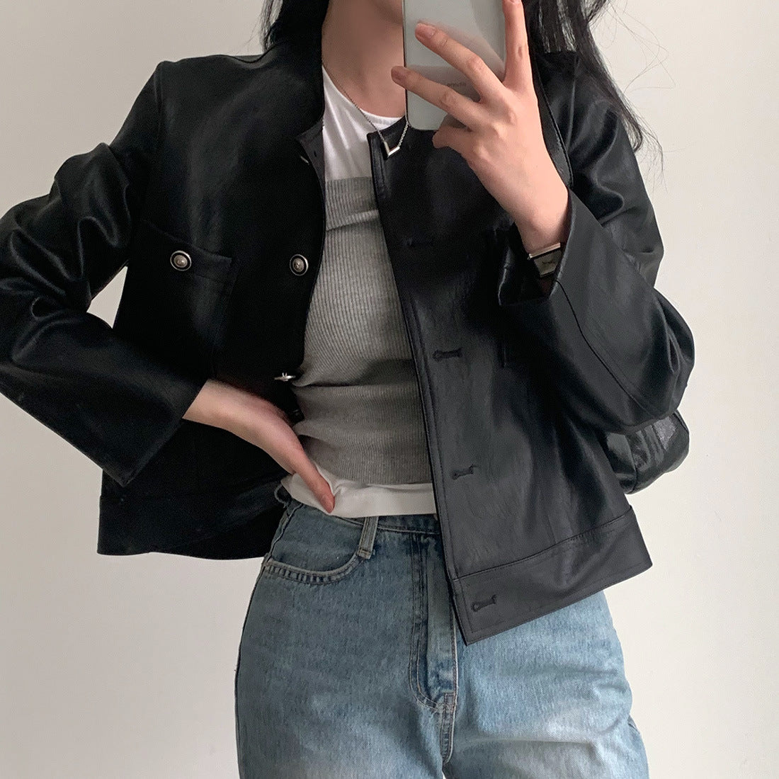 コンパクトな美シルエットが魅力のノーカラーレザージャケット