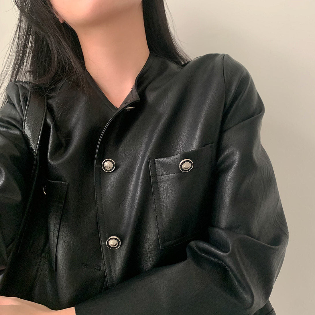 コンパクトな美シルエットが魅力のノーカラーレザージャケット