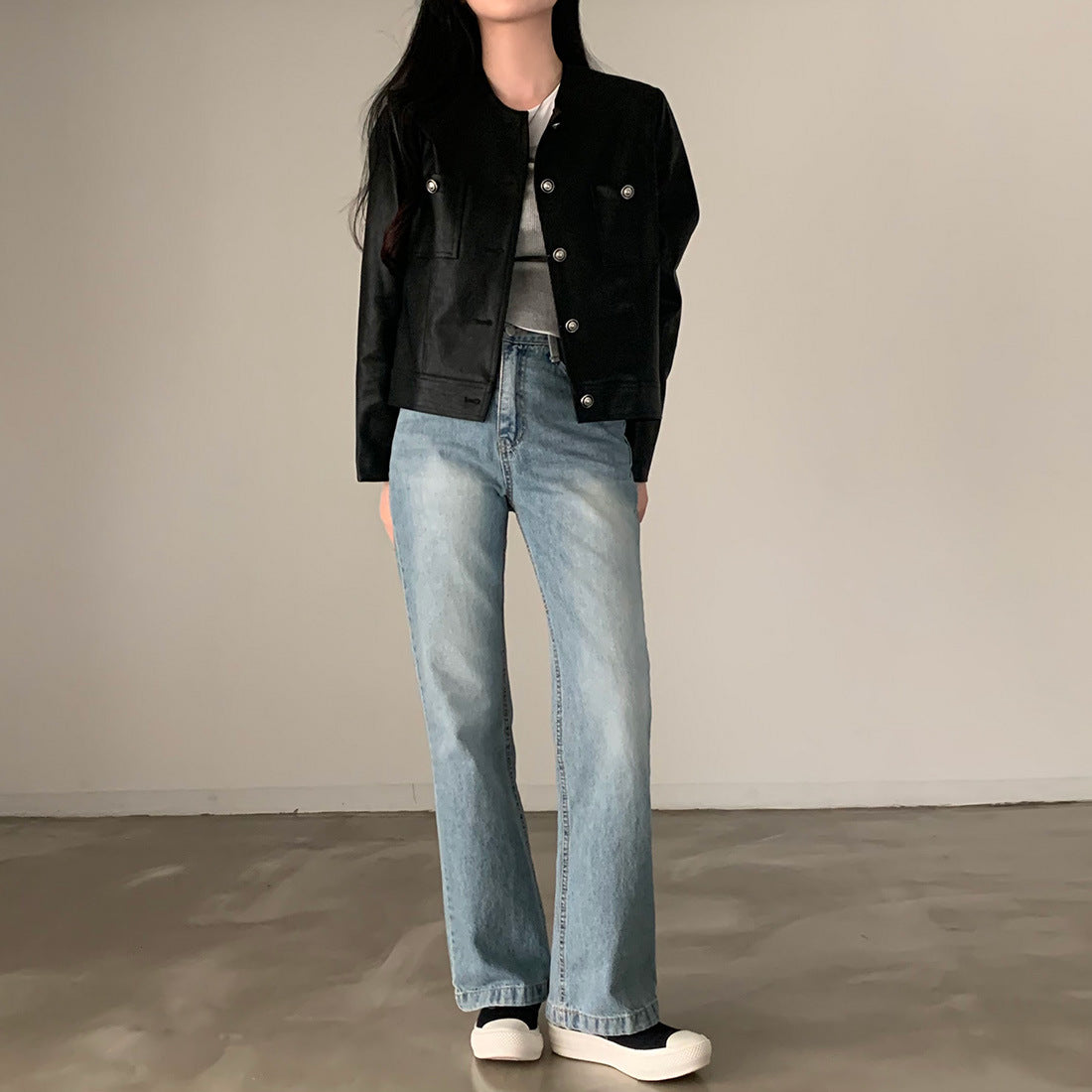 コンパクトな美シルエットが魅力のノーカラーレザージャケット